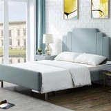 Llit entapissat de color blau clar